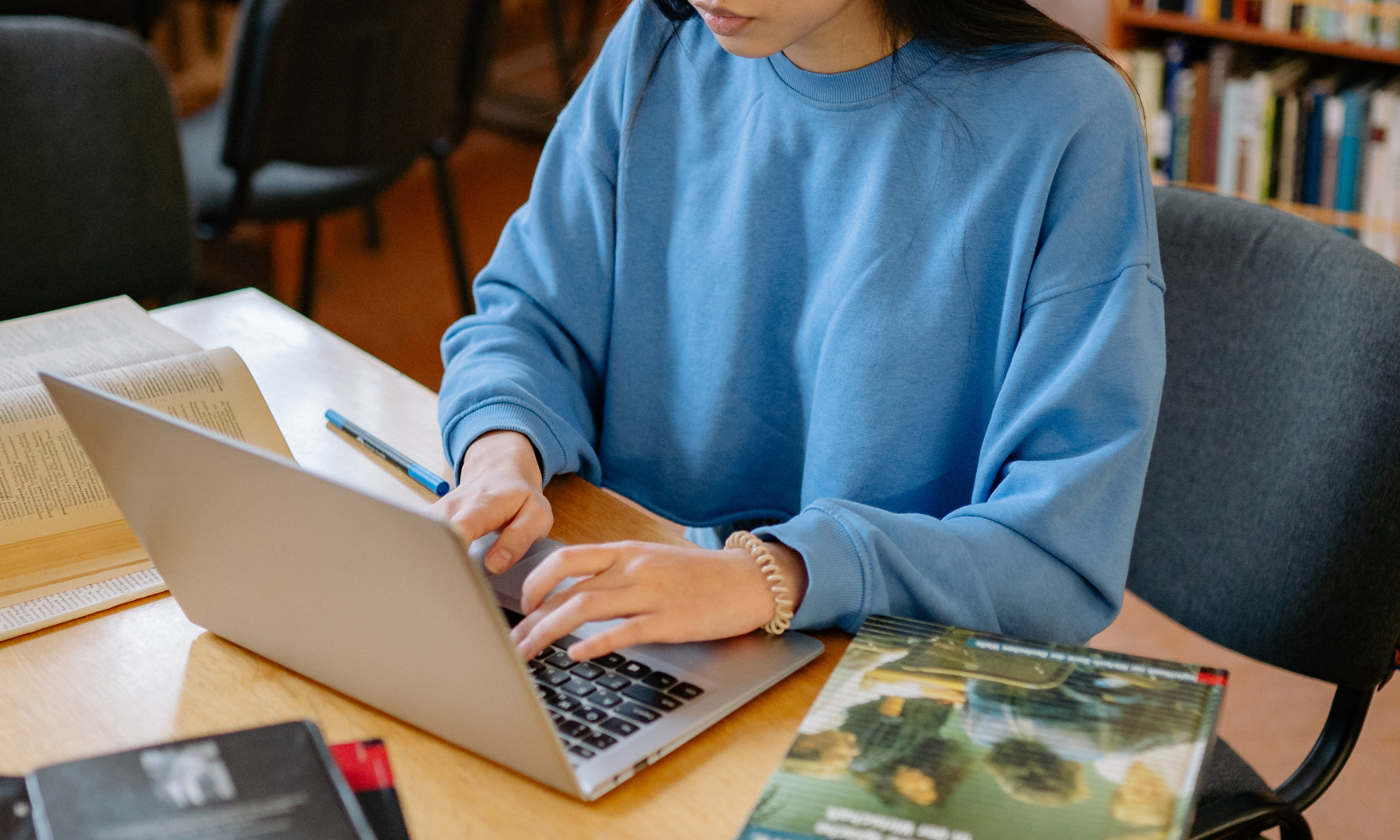 Estudiante universitaria que trabaja y acaba de enterarse de que está embarazada.
