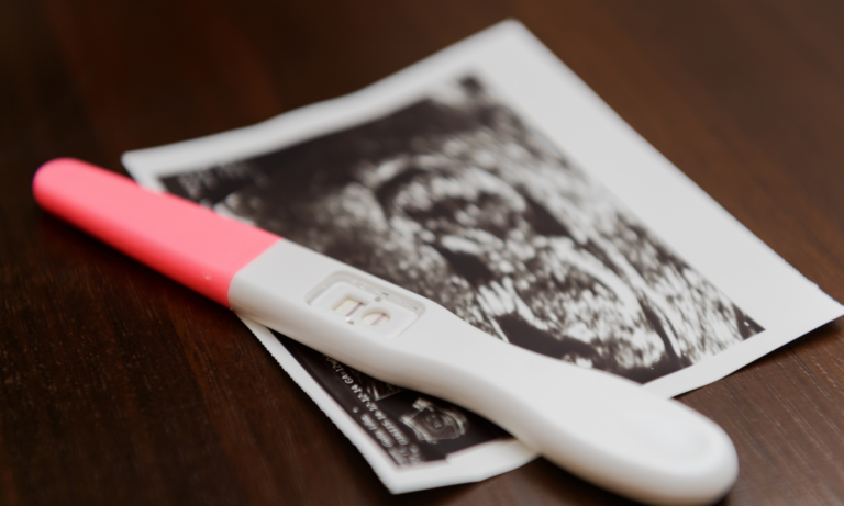 prueba de embarazo y foto de ecografía