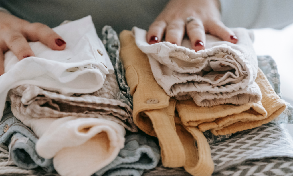 Montones de ropa de bebé